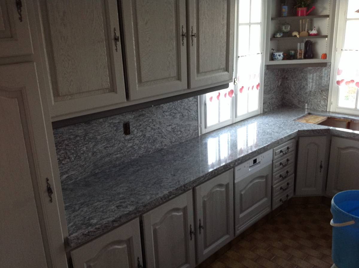 Comment prot&eacute;ger votre plan de travail en granit contre les taches et les rayures ? Illkirch-Graffenstaden