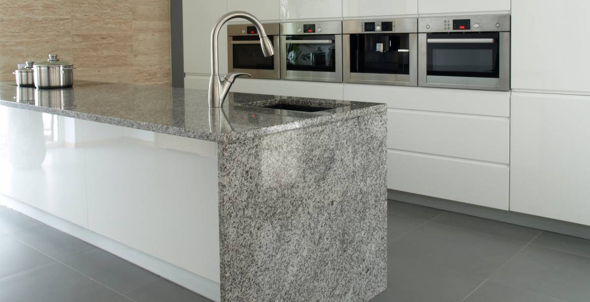 Plan de travail cuisine : quels bénéfices concrets offre le granit mince CasaFloor ? Colmar