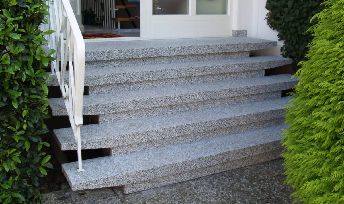 Habillage d&rsquo;escalier ext&eacute;rieur : pourquoi la finition sabl&eacute;e/bross&eacute;e est id&eacute;ale pour l&rsquo;adh&eacute;rence ? Illkirch-Graffenstaden