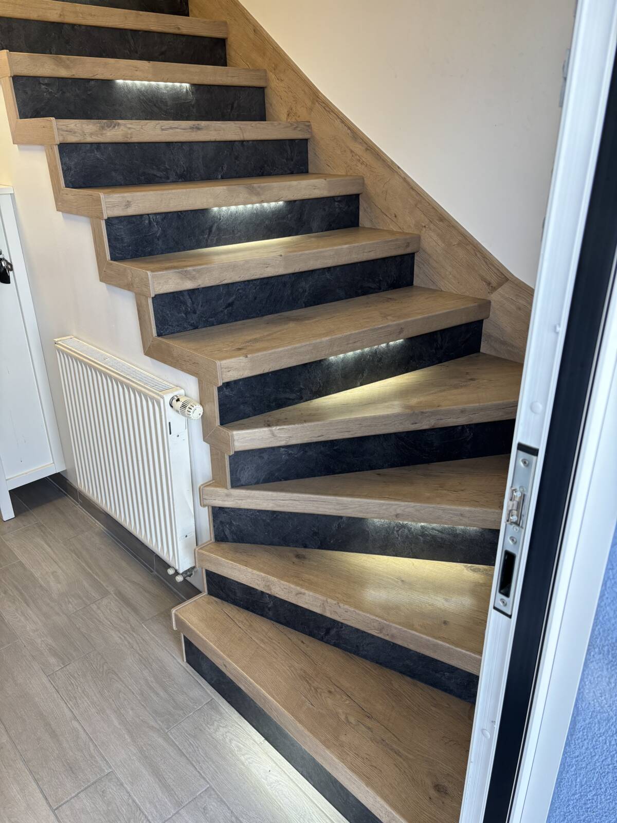 Comment choisir la couleur et le motif de votre revêtement stratifié pour un escalier intérieur moderne ? Sélestat