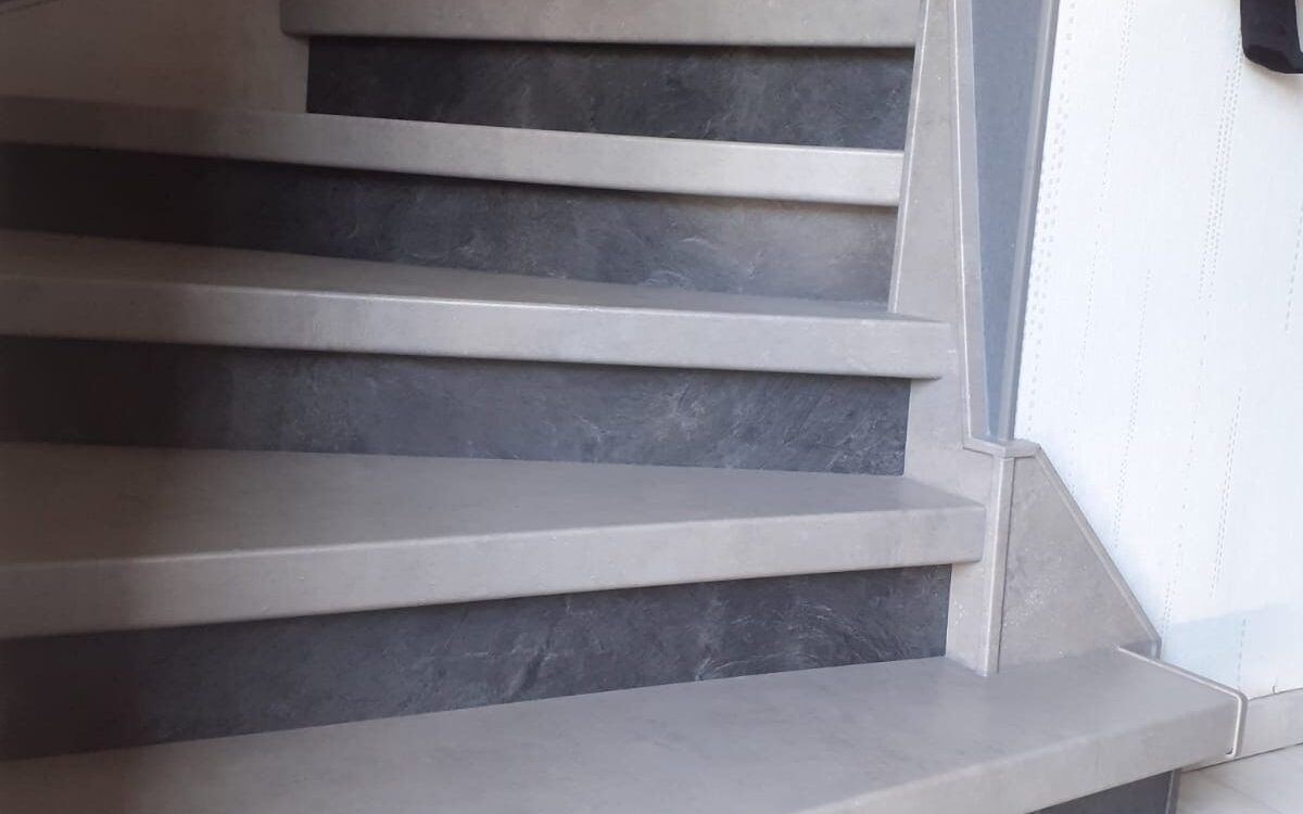 Recouvrement d&rsquo;escalier int&eacute;rieur : pourquoi choisir un habillage stratifi&eacute; sans profil&eacute;s ? Wittenheim
