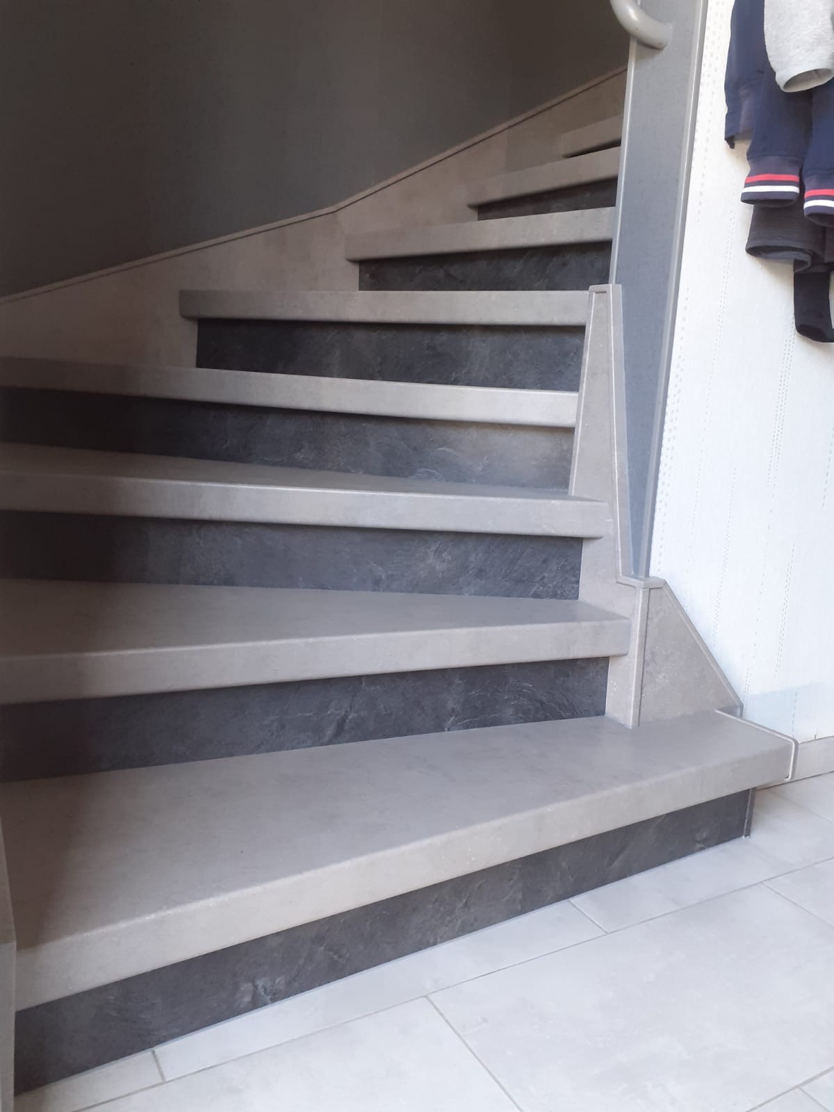 Recouvrement d&rsquo;escalier int&eacute;rieur : pourquoi choisir un habillage stratifi&eacute; sans profil&eacute;s ? Wittenheim