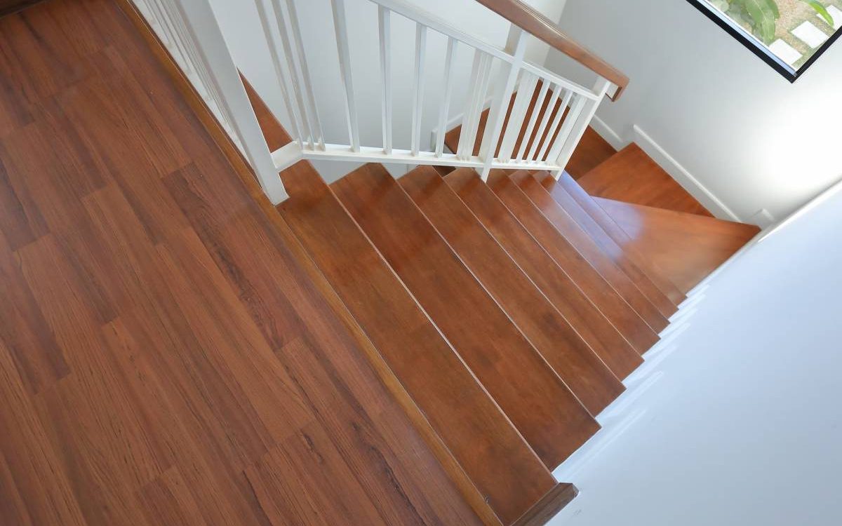 ESCALIER_INTERIEUR_BOIS 1200X750 | Ets CasaFloor France Habillage d’escalier intérieur : quelles solutions pour supprimer les grincements d’un escalier en bois ? Illkirch-Graffenstaden